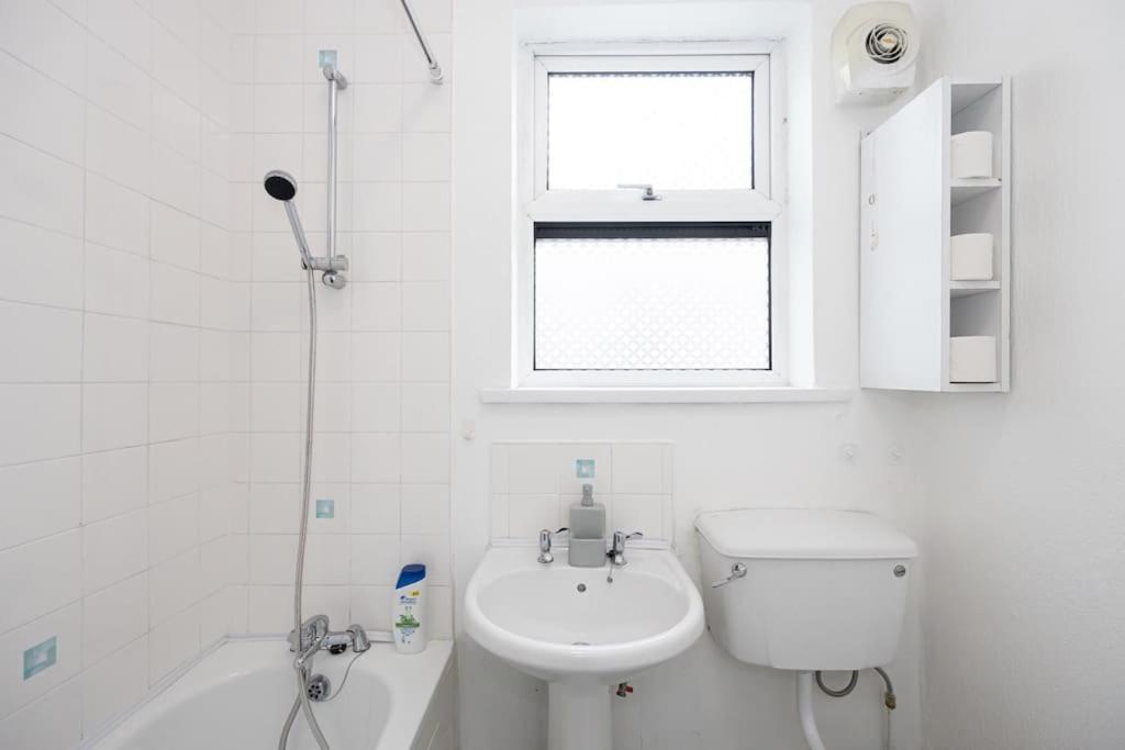 Bright & Modern 3 Bedroom Old Trafford Home Manchester Zewnętrze zdjęcie